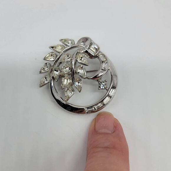 Vintage Crown Trifari 1950's Wreath Silver Rhinestone Brooch Pin Jewelry - Picture 3 of 8